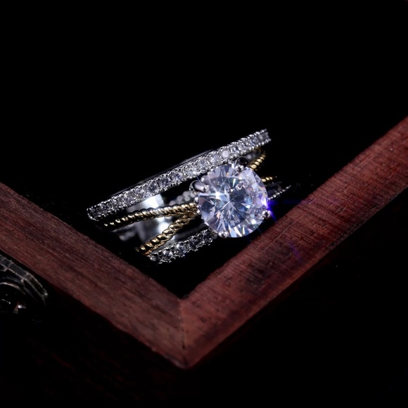 ✨Stunning Two Toned Ring ✨ - Picture 4 of 8